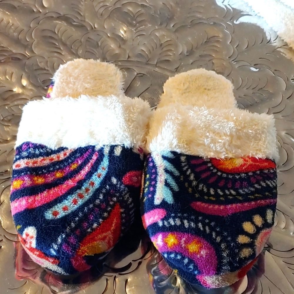 Vera Bradley house shoes size small only worn once, retails for 35.00, gorgeous